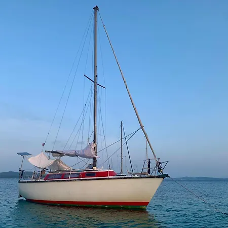 Botel Voilier A Porquerolles Hyères
