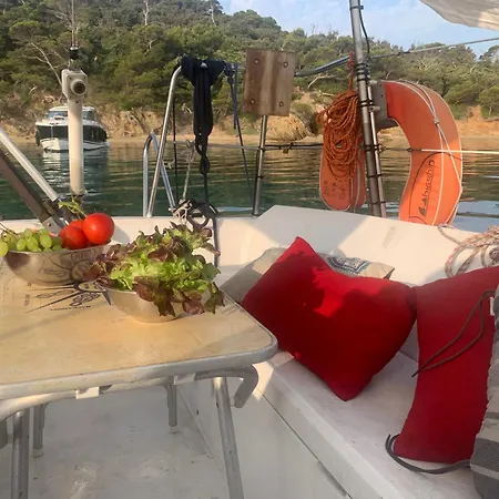 Voilier A Porquerolles *